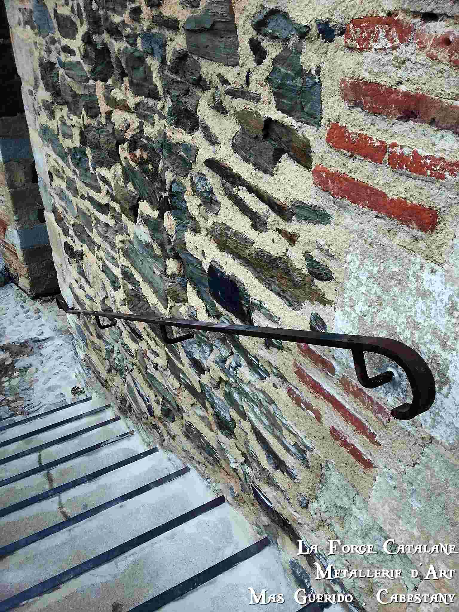 main courante fer plat et crosse arrondi fer forge catalane (6).jpg